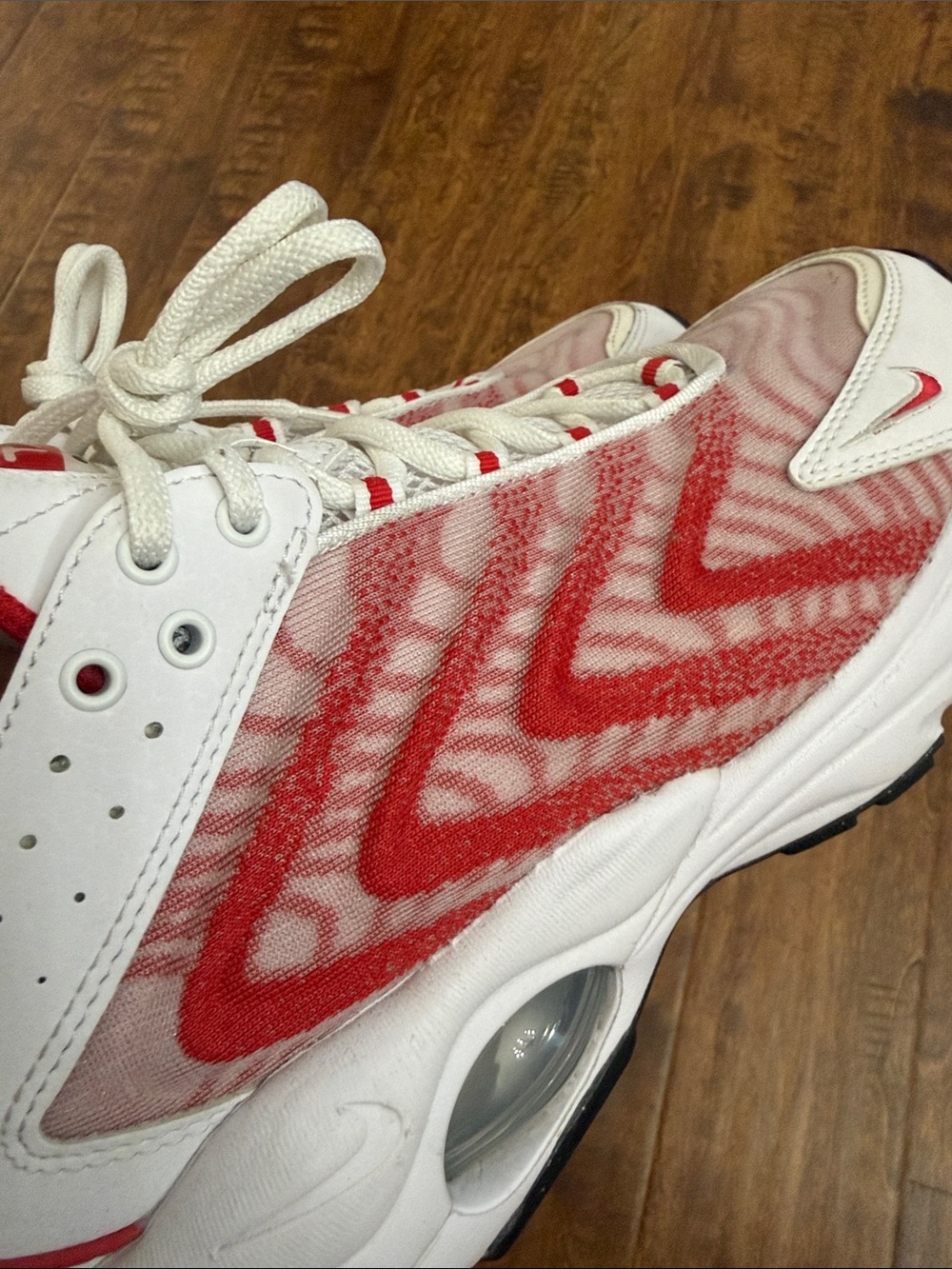 Nike White & Red Wave-Pattern Running Sneakers - Picture 10 of 15